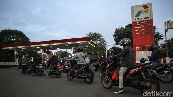 Antrean Panjang di SPBU Kalimalang, Jaga-jaga Harga BBM Naik?
