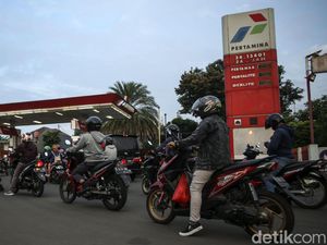 Antrean Panjang di SPBU Kalimalang, Jaga-jaga Harga BBM Naik?