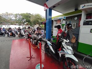 Harga BBM Naik? Begini Suasana Antrean Pembeli Pertalite di SPBU Magelang