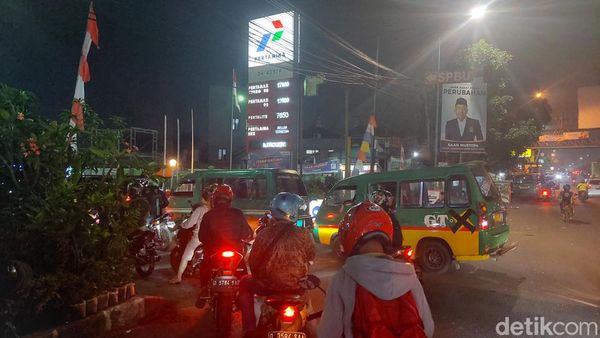 Potret Antrean Warga Cimahi Isi BBM hingga Meluber ke Jalan