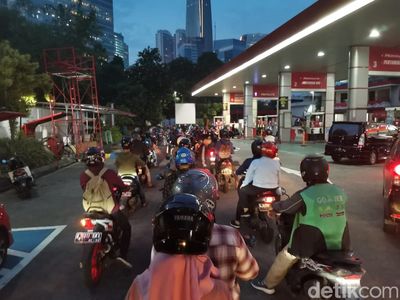 Heboh Kabar Harga BBM Naik Besok, Antrean di SPBU Bikin Shock!