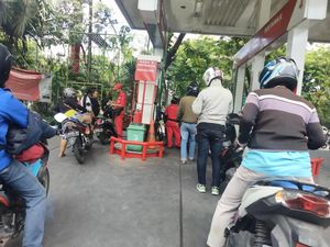 Jelang BBM Naik, Sejumlah Kendaraan Antre di Beberapa SPBU Surabaya