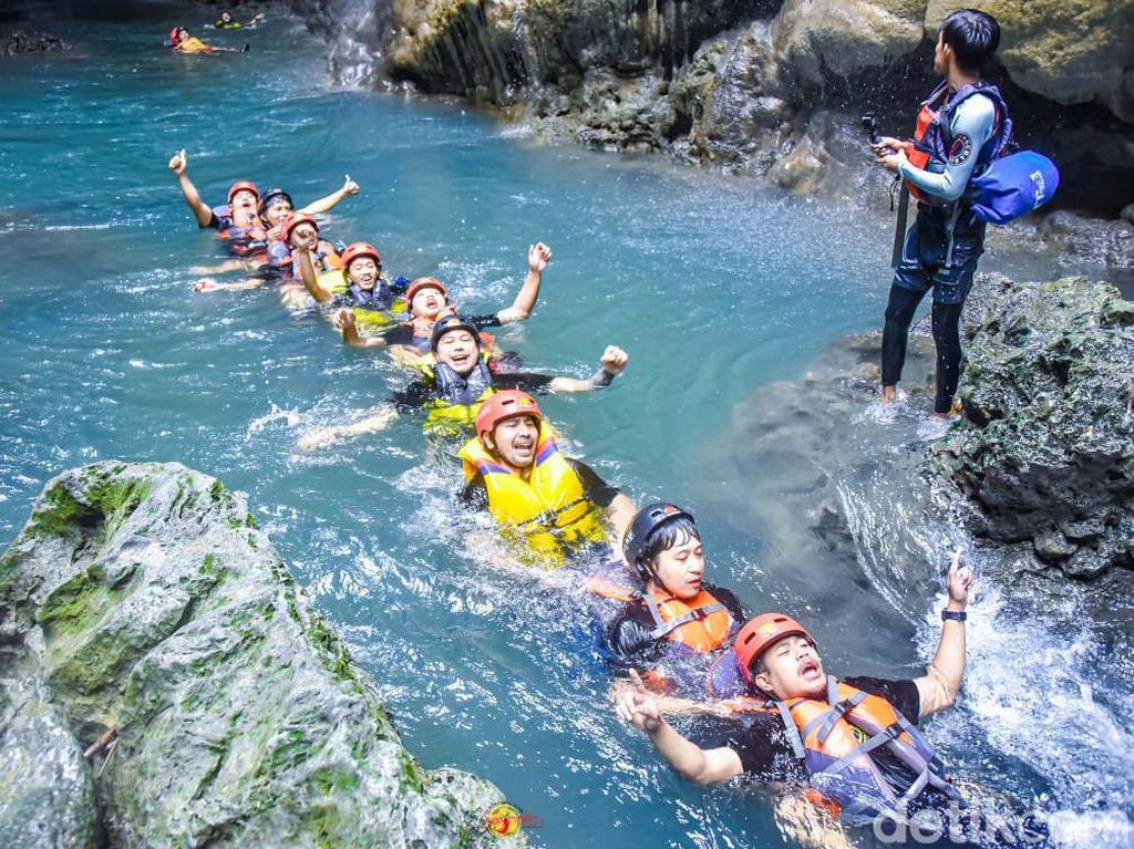 Seru-seruan di Akhir Pekan, Body Rafting di Green Canyon Pangandaran Seru-seruan di Akhir Pekan, Body Rafting di Green Canyon Pangandaran