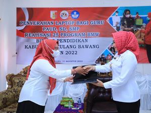 Bupati Tulang Bawang Bagikan 154 Laptop ke Guru PAUD, SD, dan SMP