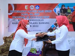 Bupati Tulang Bawang Bagikan 154 Laptop ke Guru PAUD, SD, dan SMP