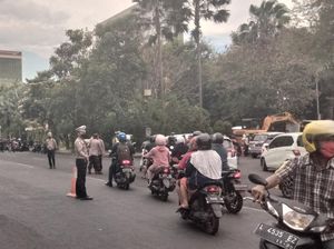 Demo Buruh Tolak Kenaikan BBM Bubar, Arus Lalin Depan Grahadi Lancar Demo Buruh Tolak Kenaikan BBM Bubar, Arus Lalin Depan Grahadi Lancar