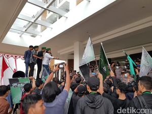 Demo BBM Naik, HMI Bangkalan Paksa Ketua DPRD Tanda Tangan Penolakan kenaikan