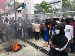 Demo Tolak Kenaikan Harga BBM di Mataram Ricuh, 1 Polisi Luka-luka