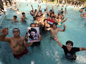 Massa Duduki dan Berenang di Istana Negara Irak, Mirip di Sri Lanka