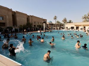 Momen Massa Serbu-Berenang di Istana Negara Irak, Mirip di Sri Lanka