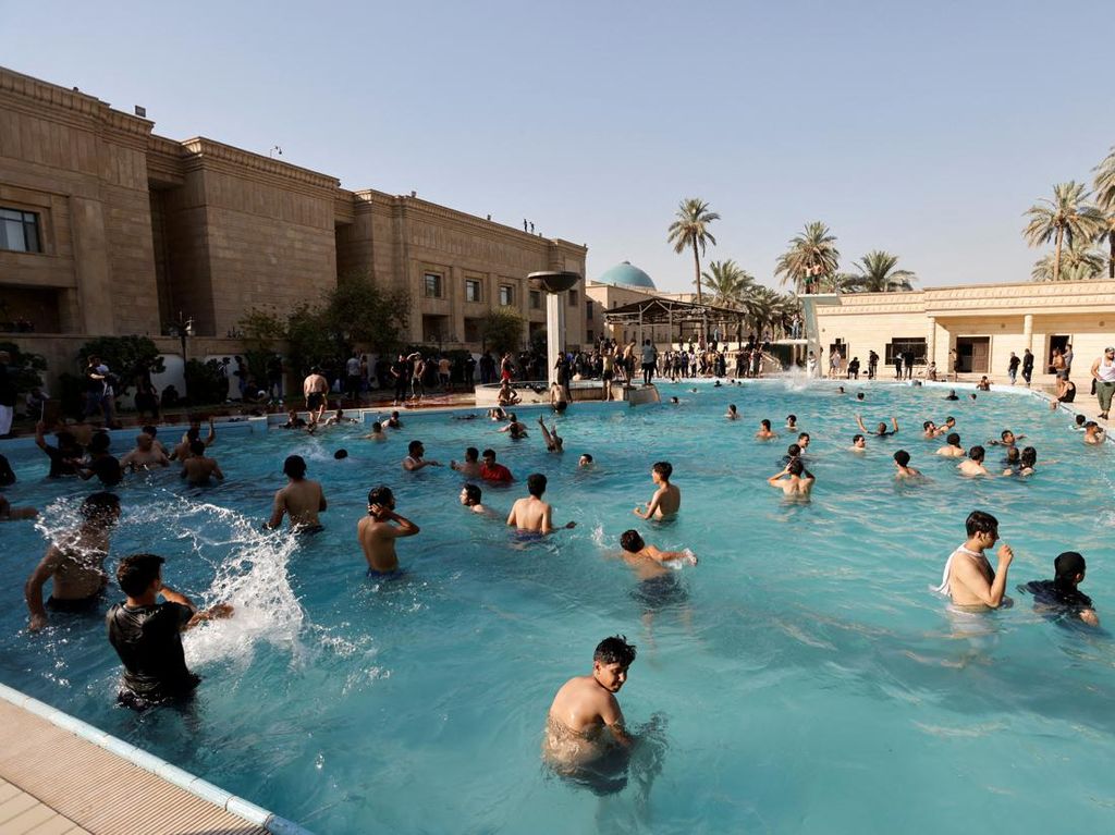 Momen Massa Serbu-Berenang di Istana Negara Irak, Mirip di Sri Lanka