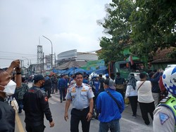 Truk Trailer Tabrak Tiang di Bekasi Dievakuasi, Lalin Macet