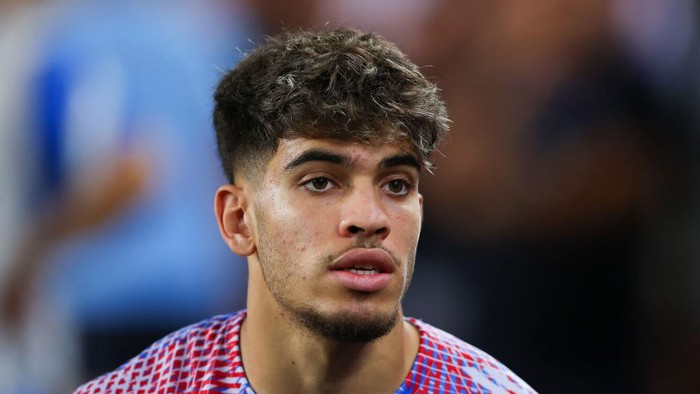 BARCELONA, SPAIN - AUGUST 24: Ez Abde of FC Barcelona looks on ahead of the friendly match between FC Barcelona and Manchester City at Camp Nou on August 24, 2022 in Barcelona, Spain. (Photo by Eric Alonso/Getty Images)