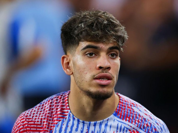 BARCELONA, SPAIN - AUGUST 24: Ez Abde of FC Barcelona looks on ahead of the friendly match between FC Barcelona and Manchester City at Camp Nou on August 24, 2022 in Barcelona, Spain. (Photo by Eric Alonso/Getty Images)