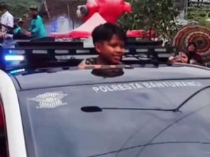 Habis Naik Jet Pribadi, Farel Prayoga Dikawal Patwal Manggung di Sidoarjo Habis Naik Jet Pribadi, Farel Prayoga Dikawal Patwal Manggung di Sidoarjo