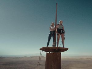 FALL: Terjebak di Atas Tower 2000 Kaki, Apakah Becky & Hunter Selamat? FALL: Terjebak di Atas Tower 2000 Kaki, Apakah Becky & Hunter Selamat?