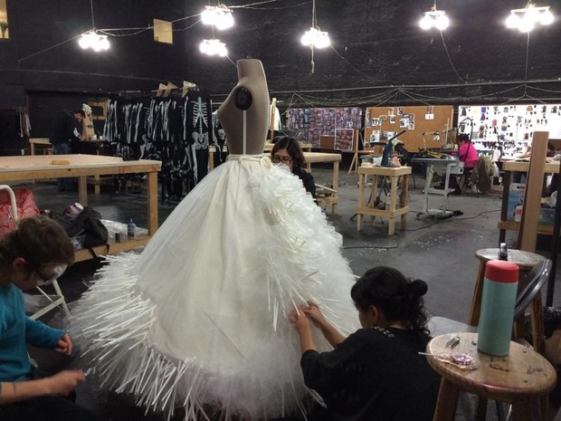 Foto: instagram.com/janytemime_costume_designer Pembuatan gaun Day of The Dead oleh tim wardrobe/