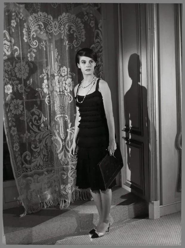 Foto: pinterest.com/Vogue France Kostum rancangan Coco Chanel di film Last Year at Marienbad/