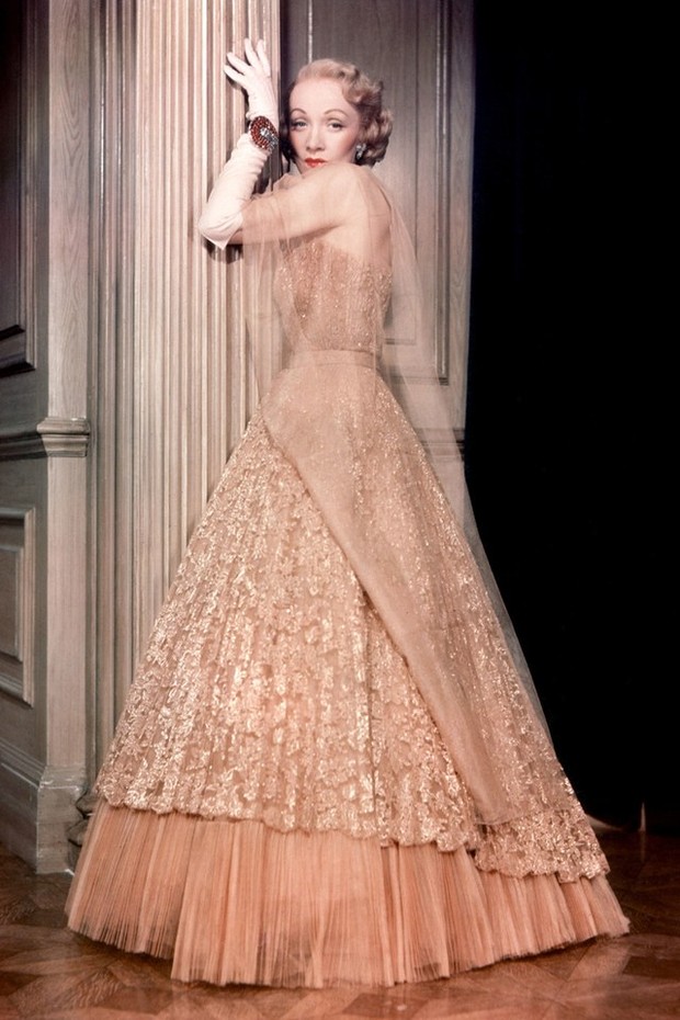 Foto: pinterest.com/Vogue France Marlene Dietrich memakai gaun Dior/