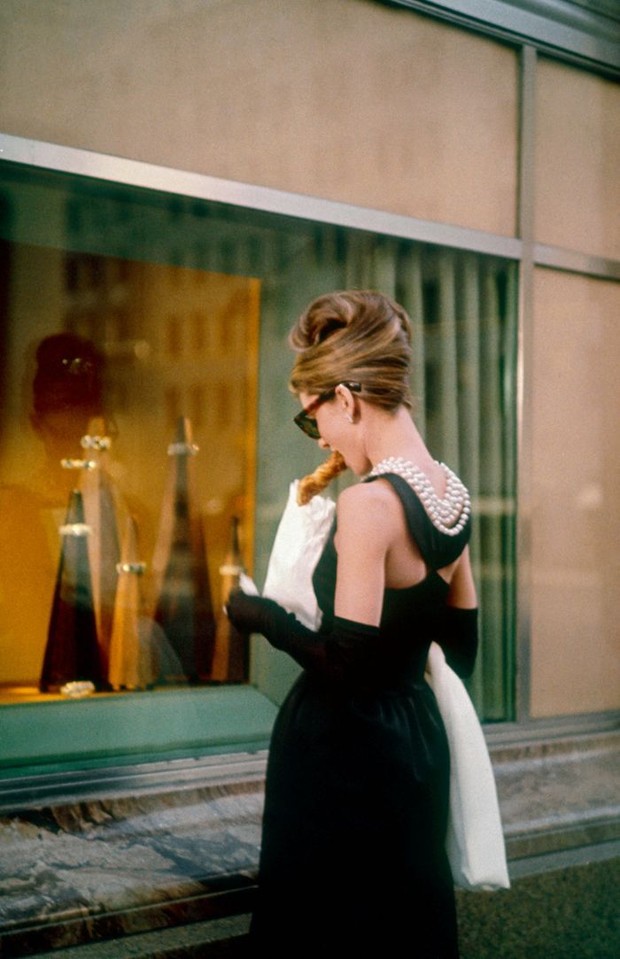 Foto: pinterest.com/Who What Wear Gaun ikonis Audrey Hepburn di film Breakfast at Tiffany's/