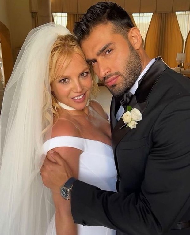 Britney Spears menggunakan gaun rancangan Donatella Versace