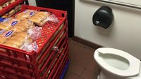 Ini 10 Foto Kocak Simpan Makanan di Kamar Mandi, Roti hingga Lobster