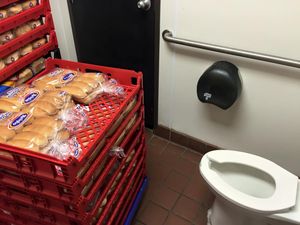 Ini 10 Foto Kocak Simpan Makanan di Kamar Mandi, Roti hingga Lobster