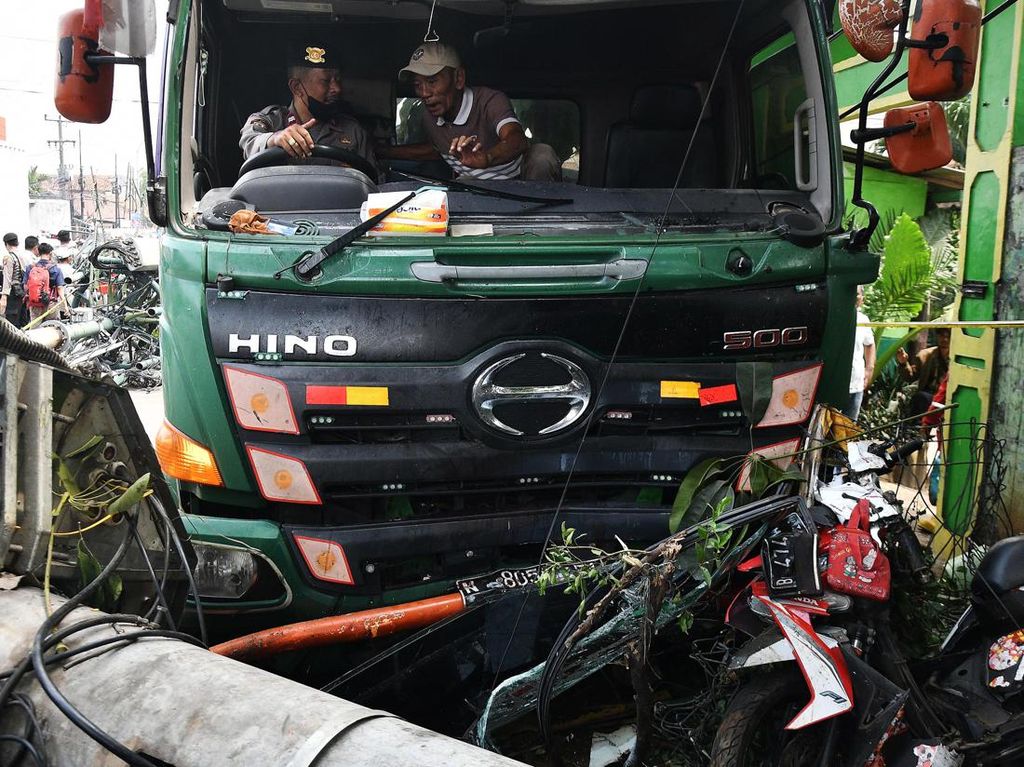 Kecelakaan Truk Trailer di Bekasi, Sopir Pakai Gigi 7 di Turunan