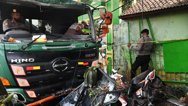 Warga melihat lokasi tempat kejadian kecelakaan sebuah truk kontainer yang menabrak halte bus di depan SDN Kota Baru II dan III di Jalan Sultan Agung, Bekasi, Jawa Barat, Rabu (31/8/2022). Menurut keterangan kepolisian, dalam kecelakaan yang diduga diakibatkan rem blong tersebut telah menyebabkan 10 orang meninggal dunia, tujuh diantaranya anak-anak sekolah serta 30 orang lainnya luka-luka. ANTARA FOTO/Fakhri Hermansyah/wsj.