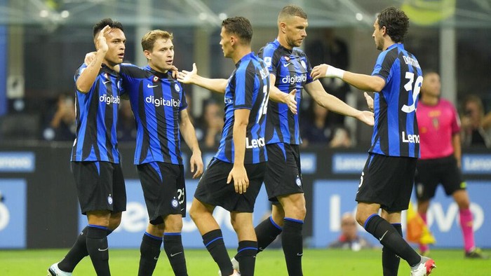 Inter Milans Lautaro Martinez, left, celebrates with his teammates after scoring his sides third goal during a Serie A soccer match between Inter Milan and Cremonese at the San Siro stadium in Milan, Italy, Tuesday, Aug. 30, 2022. (AP Photo/Luca Bruno)