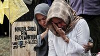 Isak Tangis Warnai Pemakaman Korban Kecelakaan Maut di Bekasi