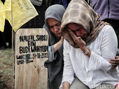 Isak Tangis Warnai Pemakaman Korban Kecelakaan Maut di Bekasi