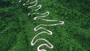Jalan Berkelok di Pegunungan China yang Ekstrem Banget