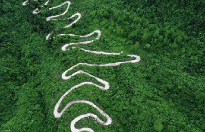 Jalan Berkelok di Pegunungan China yang Ekstrem Banget