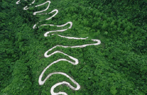 Jalan Berkelok di Pegunungan China yang Ekstrem Banget