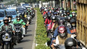 Ups... Pemotor Ini Nyelonong di Jalur Sepeda Tapi Terhambat Truk Taman