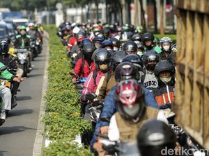 Ups... Pemotor Ini Nyelonong di Jalur Sepeda Tapi Terhambat Truk Taman Ups... Pemotor Ini Nyelonong di Jalur Sepeda Tapi Terhambat Truk Taman
