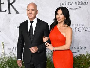 7 Potret Mesra Jeff Bezos dan Pacar di Karpet Merah Serial Lord of the Rings