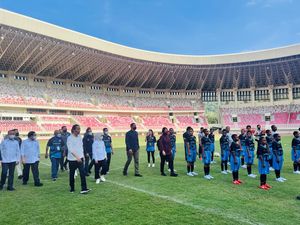 Aksi Jokowi Passing-passing Bersama Siswa Papua Football Academy