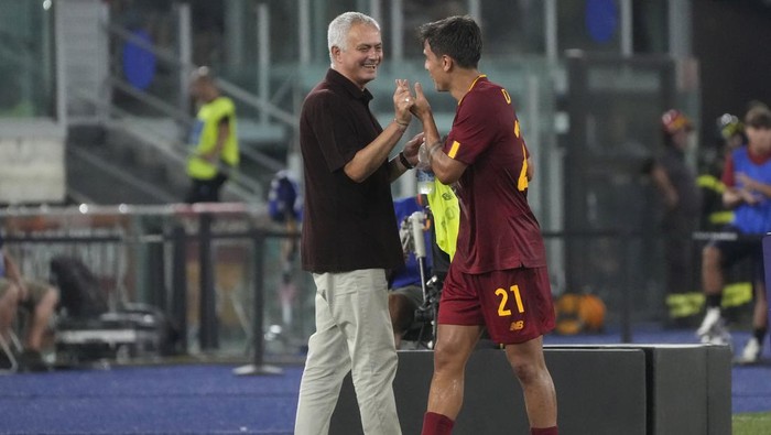 Romas head coach Jose Mourinho, left, congratulates his player Paulo Dybala as leaves the pitch during the Italian Serie A soccer match between Roma and Monza at Romes Olympic Stadium, Tuesday, Aug. 30, 2022. (AP Photo/Gregorio Borgia)