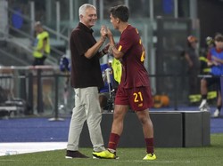Mourinho-Dybala Cekikikan di Pinggir Lapangan, Ngomongin Apa sih?