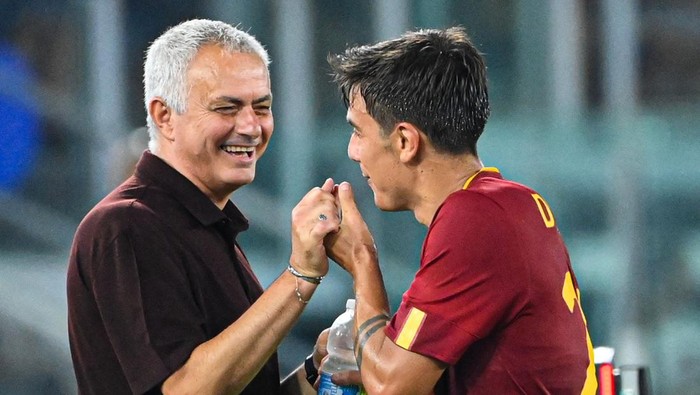 AS Romas Argentinian forward Paulo Dybala (R) jokes with AS Romas Portuguese coach Jose Mourinho as he is being substituted during the Italian Serie A football match between AS Roma and Monza on August 30, 2022 at the Olympic stadium in Rome. (Photo by Alberto PIZZOLI / AFP) (Photo by ALBERTO PIZZOLI/AFP via Getty Images)