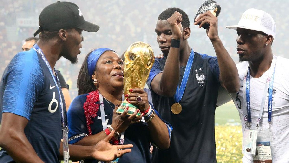 Ibu Paul Pogba layaknya ketua geng, sangat berkuasa (Getty Images/Jean Catuffe)