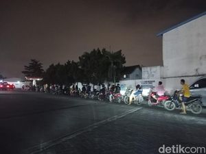 Ada Isu BBM Naik, Warga Medan Isi Penuh Tangki Kendaraan Ada Isu BBM Naik, Warga Medan Isi Penuh Tangki Kendaraan