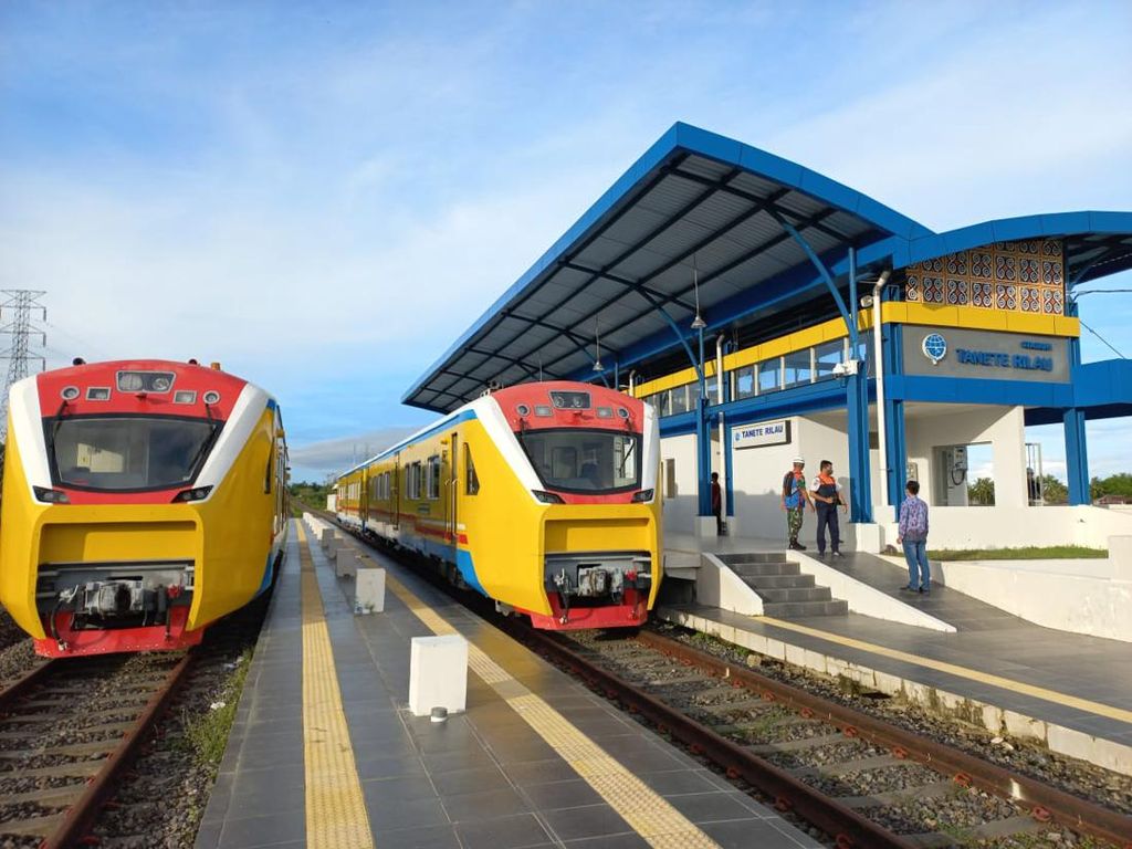 Jokowi Targetkan Kereta Sulawesi Nyambung dari Makassar hingga Manado Jokowi Targetkan Kereta Sulawesi Nyambung dari Makassar hingga Manado