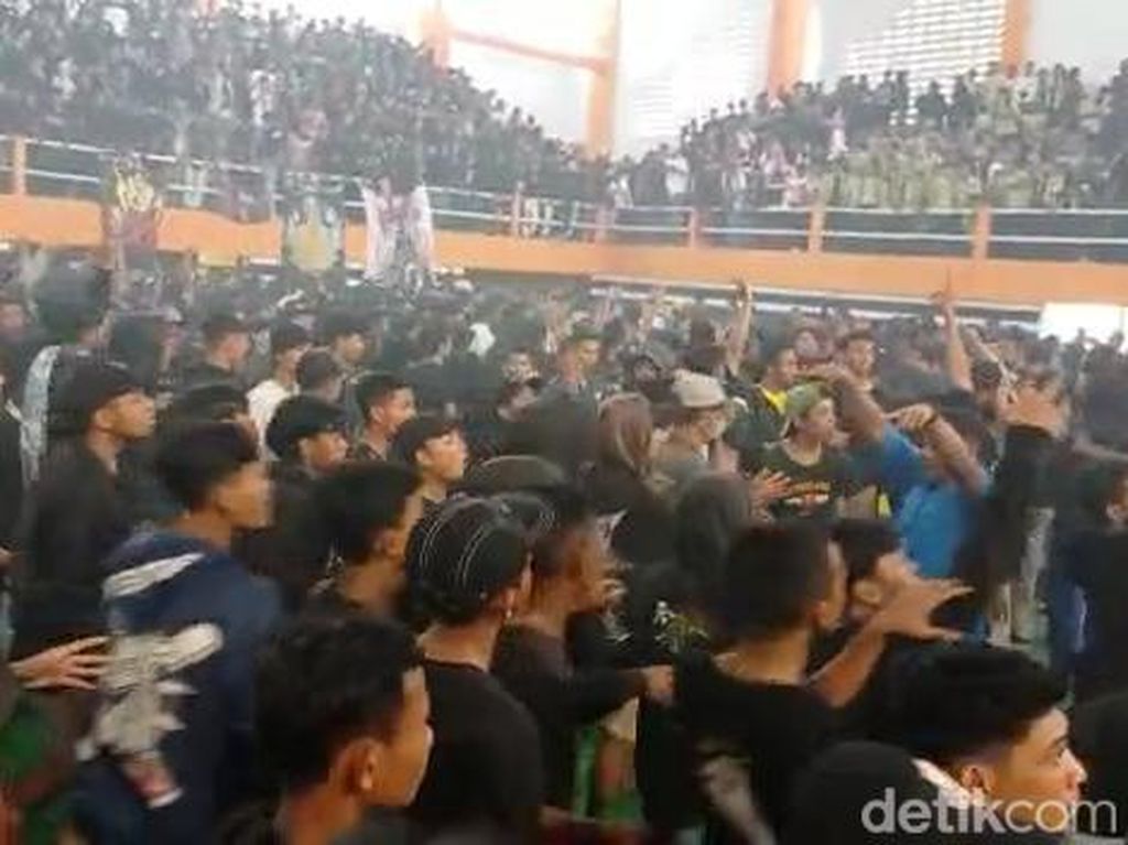 Semifinal Bola Voli Bupati Cup di Jombang Diwarnai Kericuhan Suporter