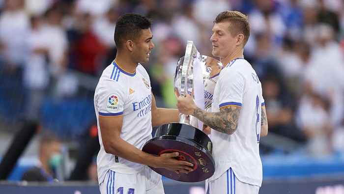 MADRID, SPAIN - APRIL 30: Carlos Henrique Casemiro and Toni Kroos of Real Madrid CF hold the LaLiga trophy as they celebrate winning La Liga Santander title after the LaLiga Santander match between Real Madrid CF and RCD Espanyol at Estadio Santiago Bernabeu on April 30, 2022 in Madrid, Spain. (Photo by Silvestre Szpylma/Quality Sport Images/Getty Images)