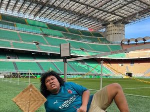 Tingkah Kocak Marshell Widianto saat Jajan Es Teh di Tengah Lapangan