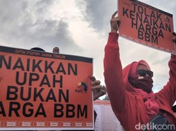 Ratusan Buruh Jatim Tolak Kenaikan Harga BBM di Depan Grahadi