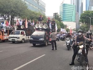 Ratusan Buruh Tolak BBM Naik di Grahadi, Lalin Jalan Gubernur Suryo Merambat